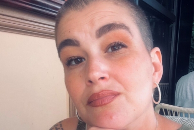 En kvinna med kort snaggat hår.