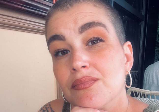 En kvinna med kort snaggat hår.