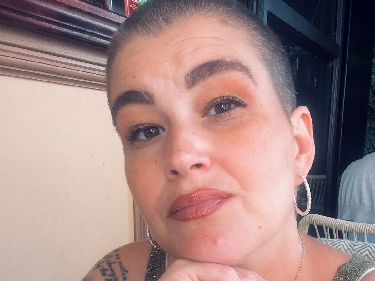 En kvinna med kort snaggat hår.