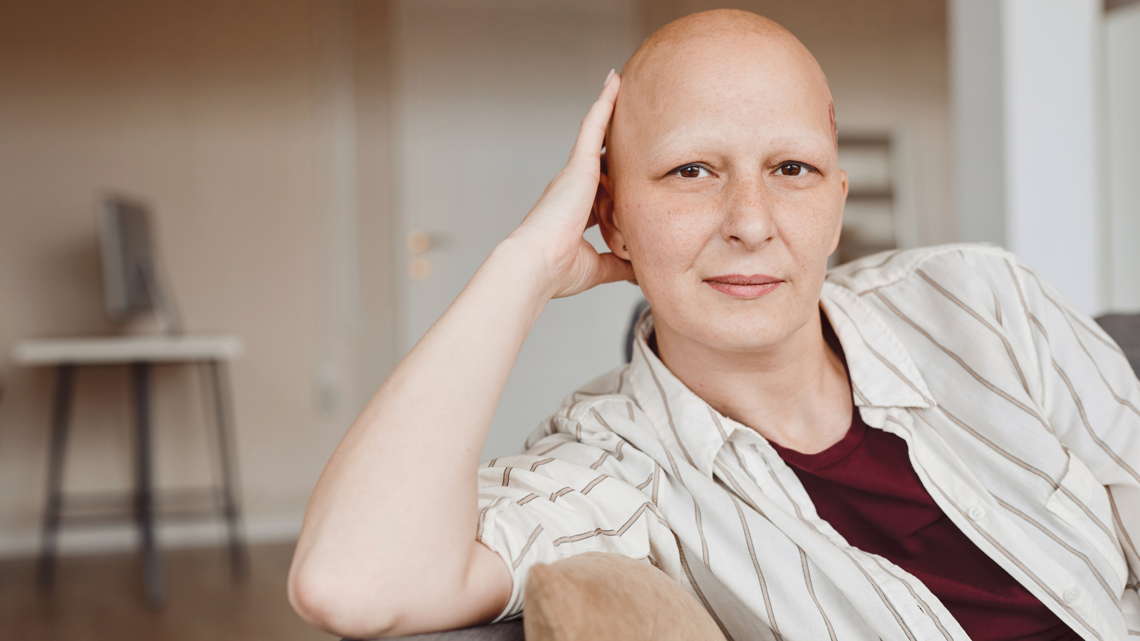 startsidan-kvinna-med-randig-skjorta