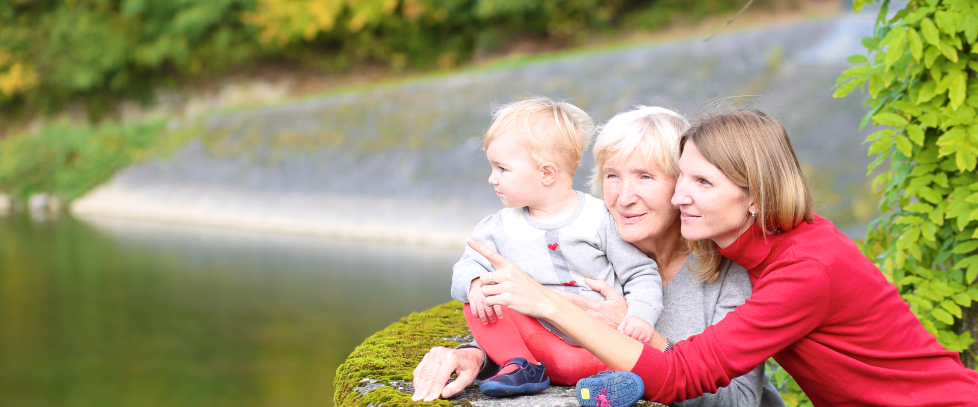 Ett litet barn med sin mamma och mormor.