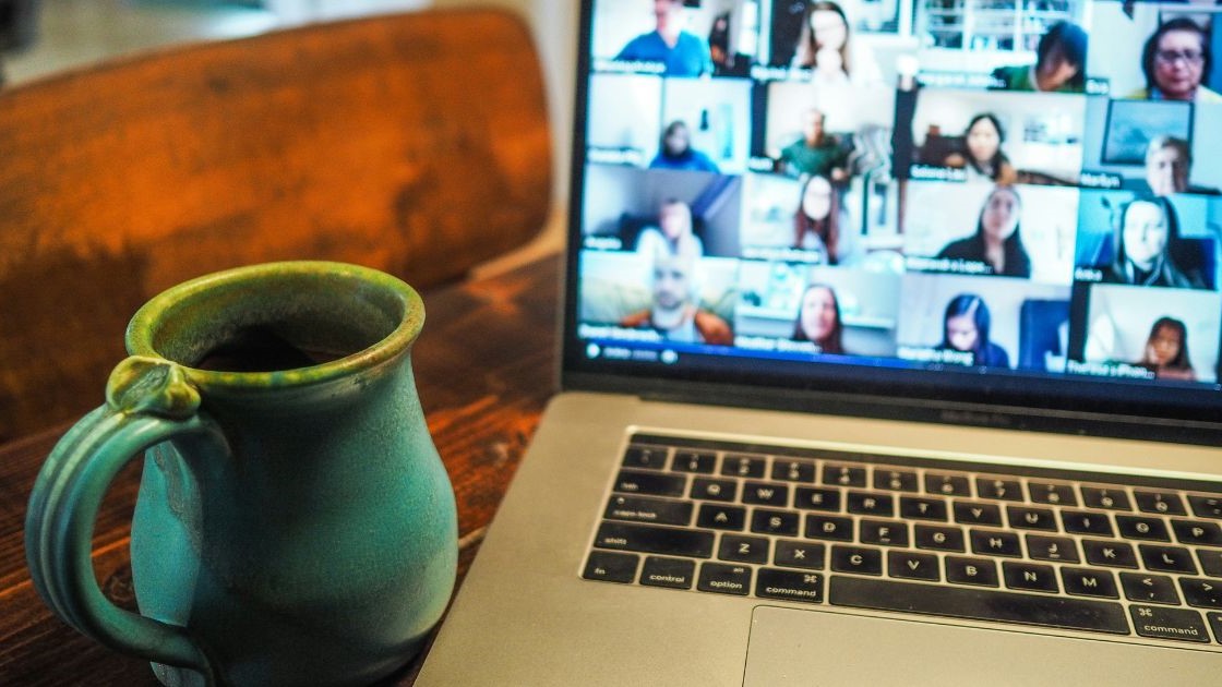 En kaffekopp vid en dator.