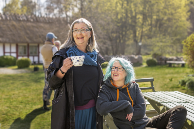 två kvinnor fikar utomhus