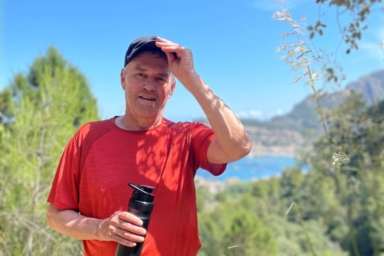 Håkan vandrar i naturen.