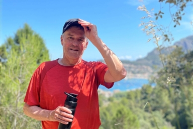 Håkan vandrar i naturen.