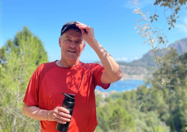 Håkan vandrar i naturen.