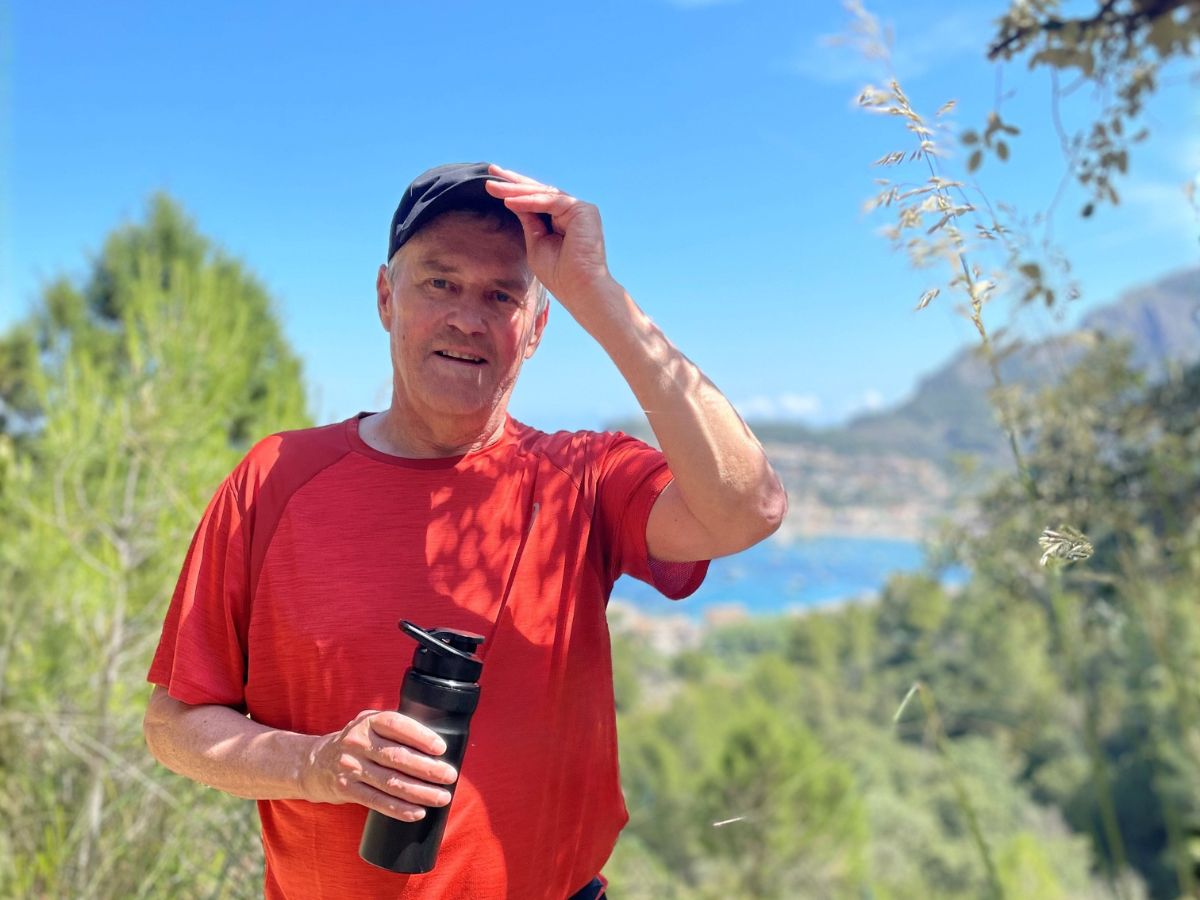 Håkan vandrar i naturen.