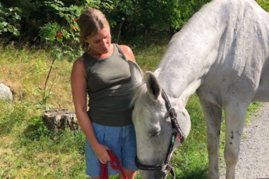 Ingela på promenad med häst.