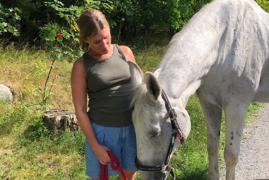 Ingela på promenad med häst.