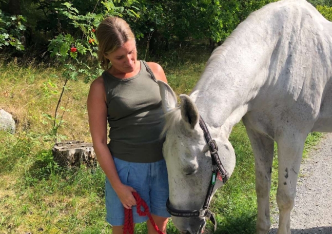 Ingela på promenad med häst.