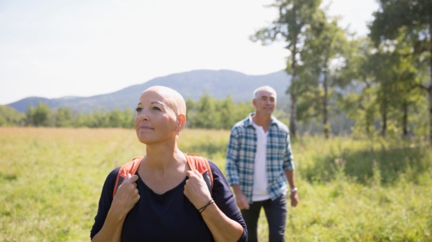 Kvinna och man vandrar.