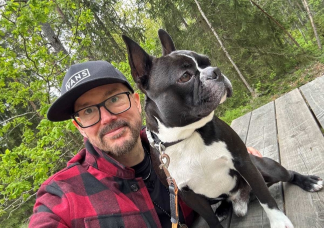 Martin med sin hund.