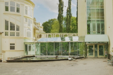 Utsidan av ett vitt hus och dess entré.