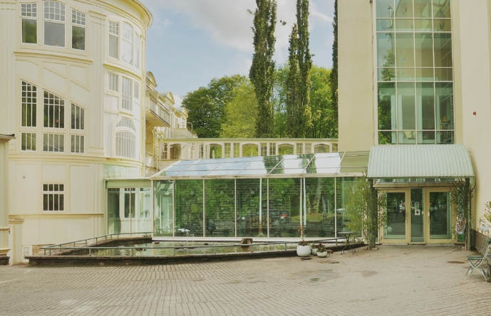 Utsidan av ett vitt hus och dess entré.