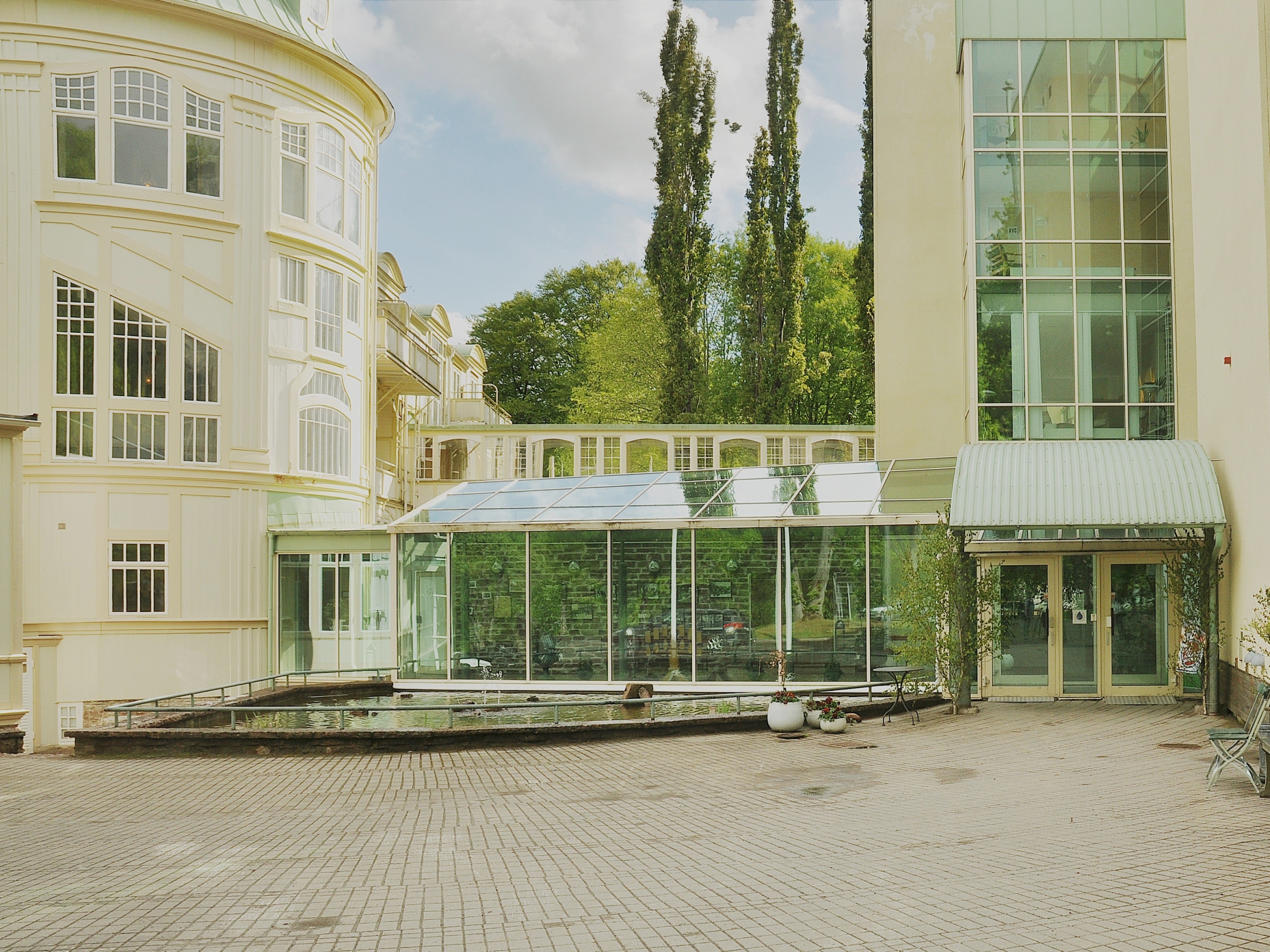 Utsidan av ett vitt hus och dess entré.