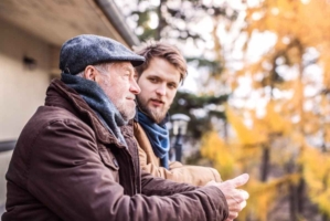 En äldre man och en yngre man samtalar.