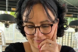 Porträtt på en kvinna som intervjuas i artikeln om sin erfarenhet av cancerrehabilitering.