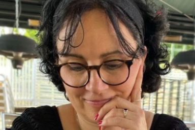 Porträtt på en kvinna som intervjuas i artikeln om sin erfarenhet av cancerrehabilitering.