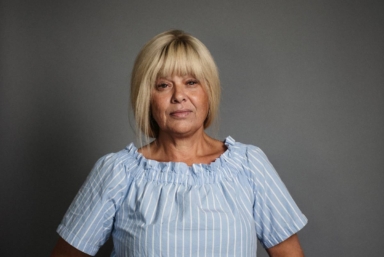 Porträtt av Annika Lindhoff, som intervjuas i artikeln om sin erfarenhet av cancerrehabilitering.