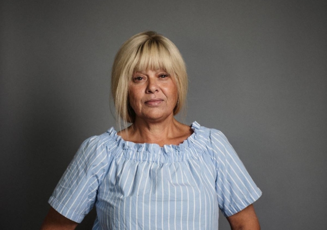 Porträtt av Annika Lindhoff, som intervjuas i artikeln om sin erfarenhet av cancerrehabilitering.