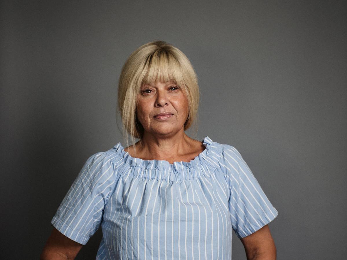 Porträtt av Annika Lindhoff, som intervjuas i artikeln om sin erfarenhet av cancerrehabilitering.