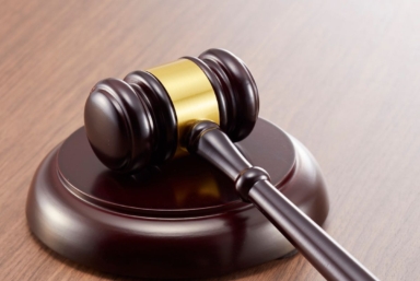 En brun årsmötesklubba.