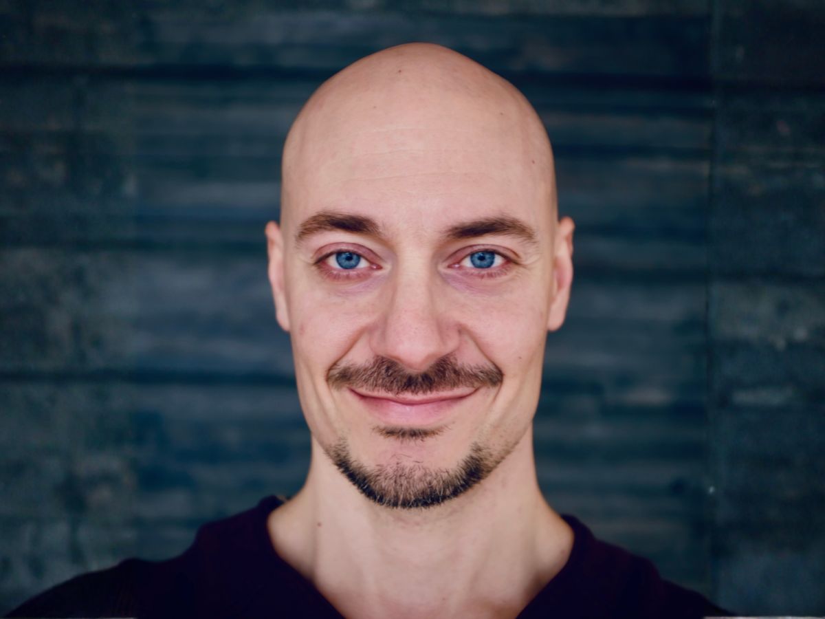 Porträtt på Elvis Pavlovic.