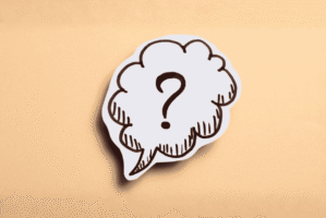 Ett frågetecken mot en gul bakgrund.