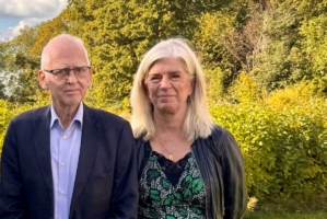 Ingemar Sjöberg står bredvid CancerRehabFondens generalsekreterare Pia Watkinson, vid ett besök på ett rehabprogram.