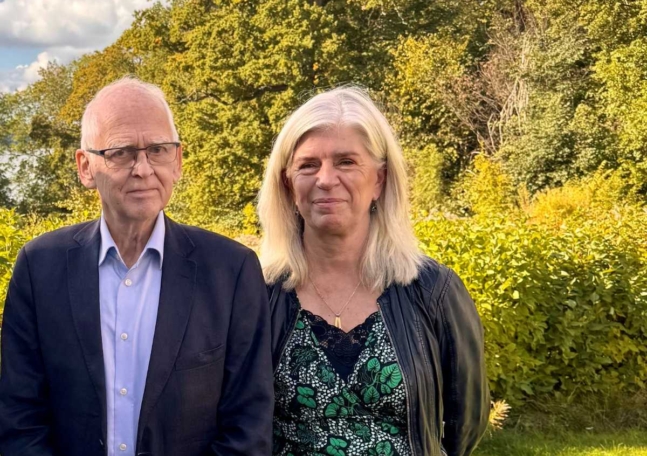 Ingemar Sjöberg står bredvid CancerRehabFondens generalsekreterare Pia Watkinson, vid ett besök på ett rehabprogram.