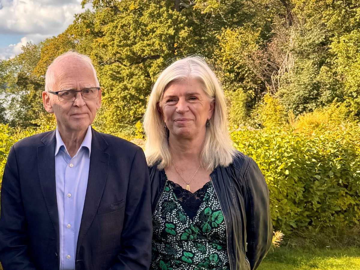 Ingemar Sjöberg står bredvid CancerRehabFondens generalsekreterare Pia Watkinson, vid ett besök på ett rehabprogram.