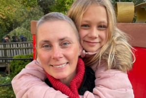 Jessica och hennes dotter. Jessica intervjuas i artikeln om sin insamling till CancerRehabFonden.