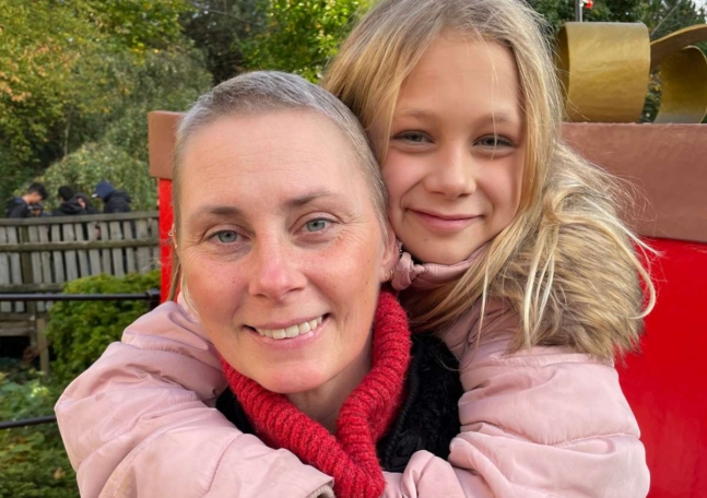 Jessica och hennes dotter. Jessica intervjuas i artikeln om sin insamling till CancerRehabFonden.