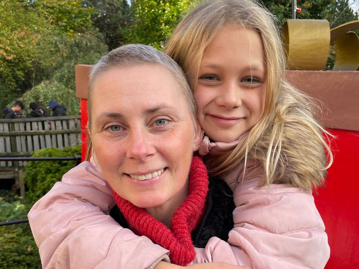 Jessica och hennes dotter. Jessica intervjuas i artikeln om sin insamling till CancerRehabFonden.