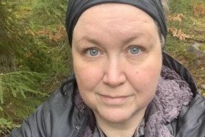 En selfie på en kvinna som tittar in i kameran. Hon intervjuas i artikeln om sin erfarenhet av cancerrehabilitering.