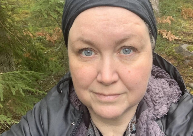 En selfie på en kvinna som tittar in i kameran. Hon intervjuas i artikeln om sin erfarenhet av cancerrehabilitering.