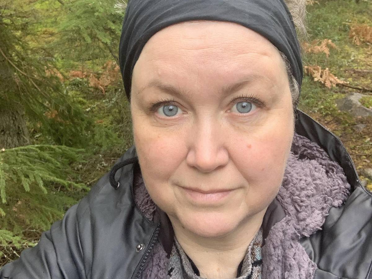 En selfie på en kvinna som tittar in i kameran. Hon intervjuas i artikeln om sin erfarenhet av cancerrehabilitering.