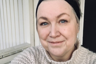 En selfie på en kvinna som tittar in i kameran. Hon intervjuas i artikeln om sin erfarenhet av cancerrehabilitering.