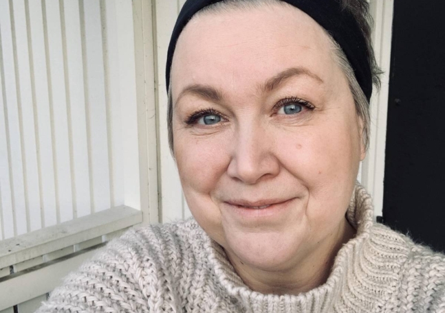 En selfie på en kvinna som tittar in i kameran. Hon intervjuas i artikeln om sin erfarenhet av cancerrehabilitering.