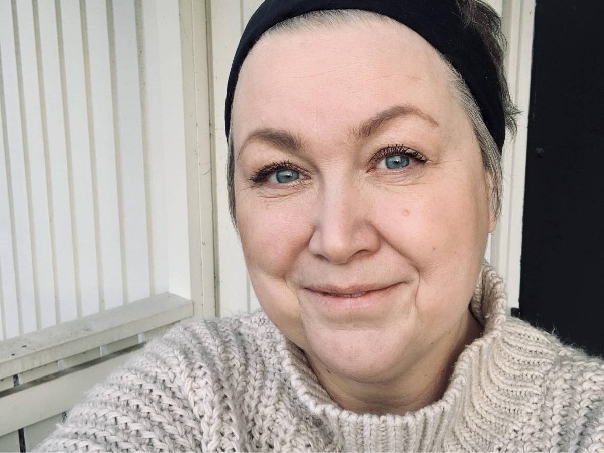 En selfie på en kvinna som tittar in i kameran. Hon intervjuas i artikeln om sin erfarenhet av cancerrehabilitering.