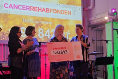 CancerRehabFondens generalsekreterare Pia Watkinson tar emot en gåvocheck från Kavli.
