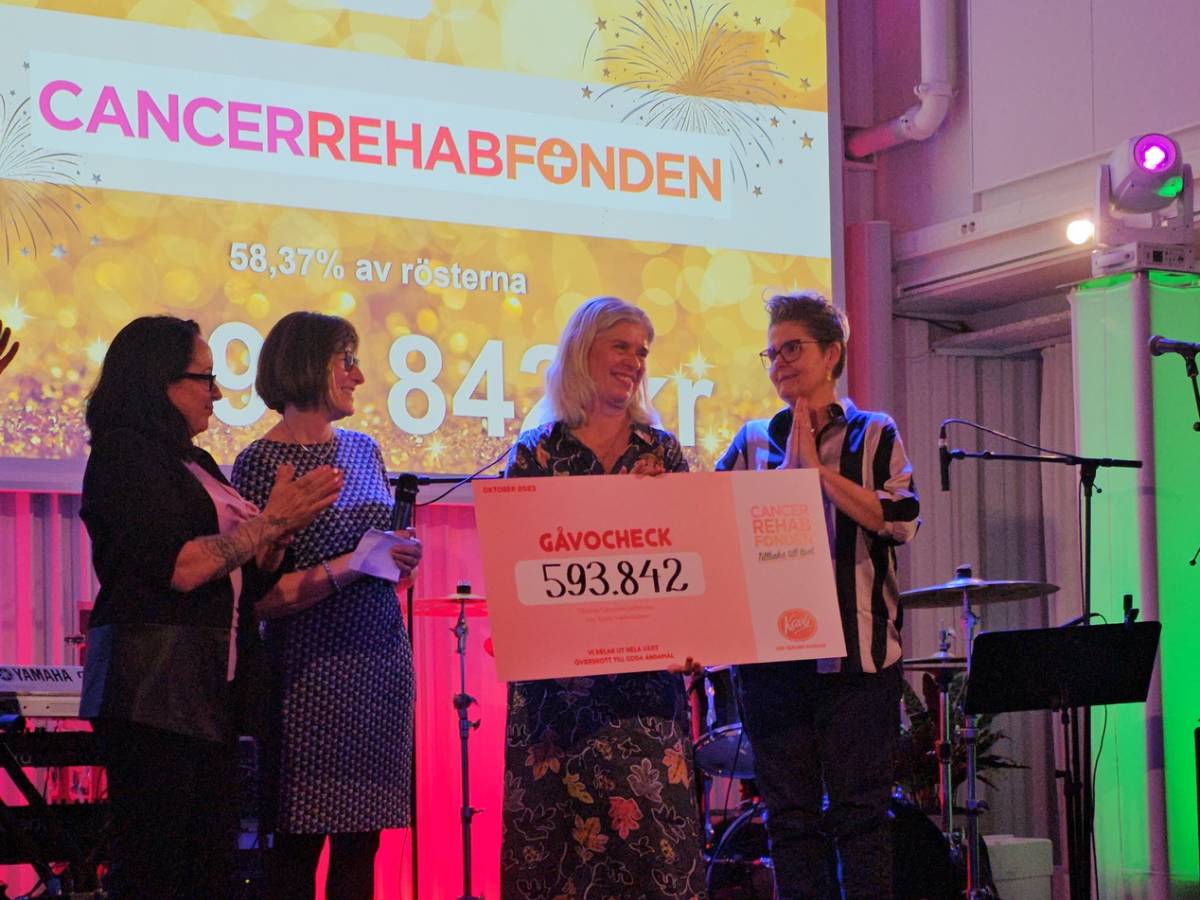 CancerRehabFondens generalsekreterare Pia Watkinson tar emot en gåvocheck från Kavli.