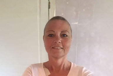 En selfie på en kvinna som tittar in i kameran. Hon intervjuas i artikeln om sin erfarenhet av cancerrehabilitering.