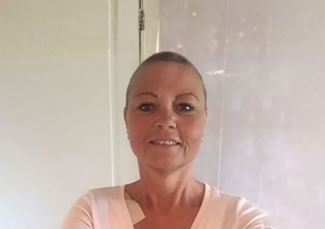 En selfie på en kvinna som tittar in i kameran. Hon intervjuas i artikeln om sin erfarenhet av cancerrehabilitering.