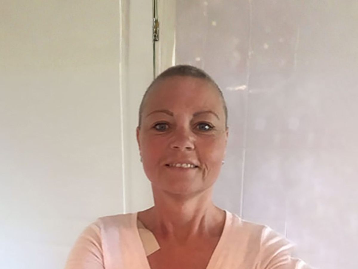 En selfie på en kvinna som tittar in i kameran. Hon intervjuas i artikeln om sin erfarenhet av cancerrehabilitering.