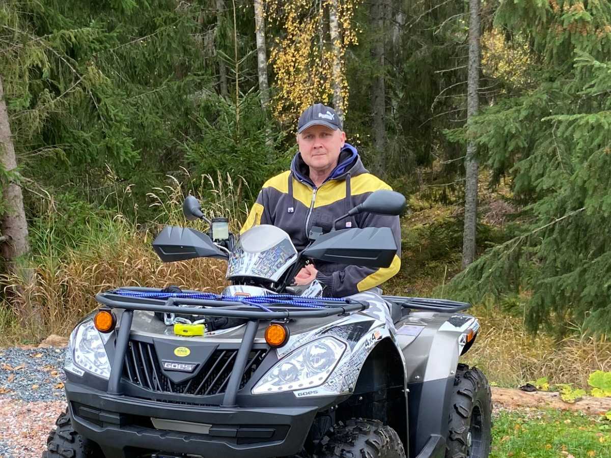 Marko, som intervjuas i artikeln, sitter på en fyrhjuling med skogen som bakgrund.