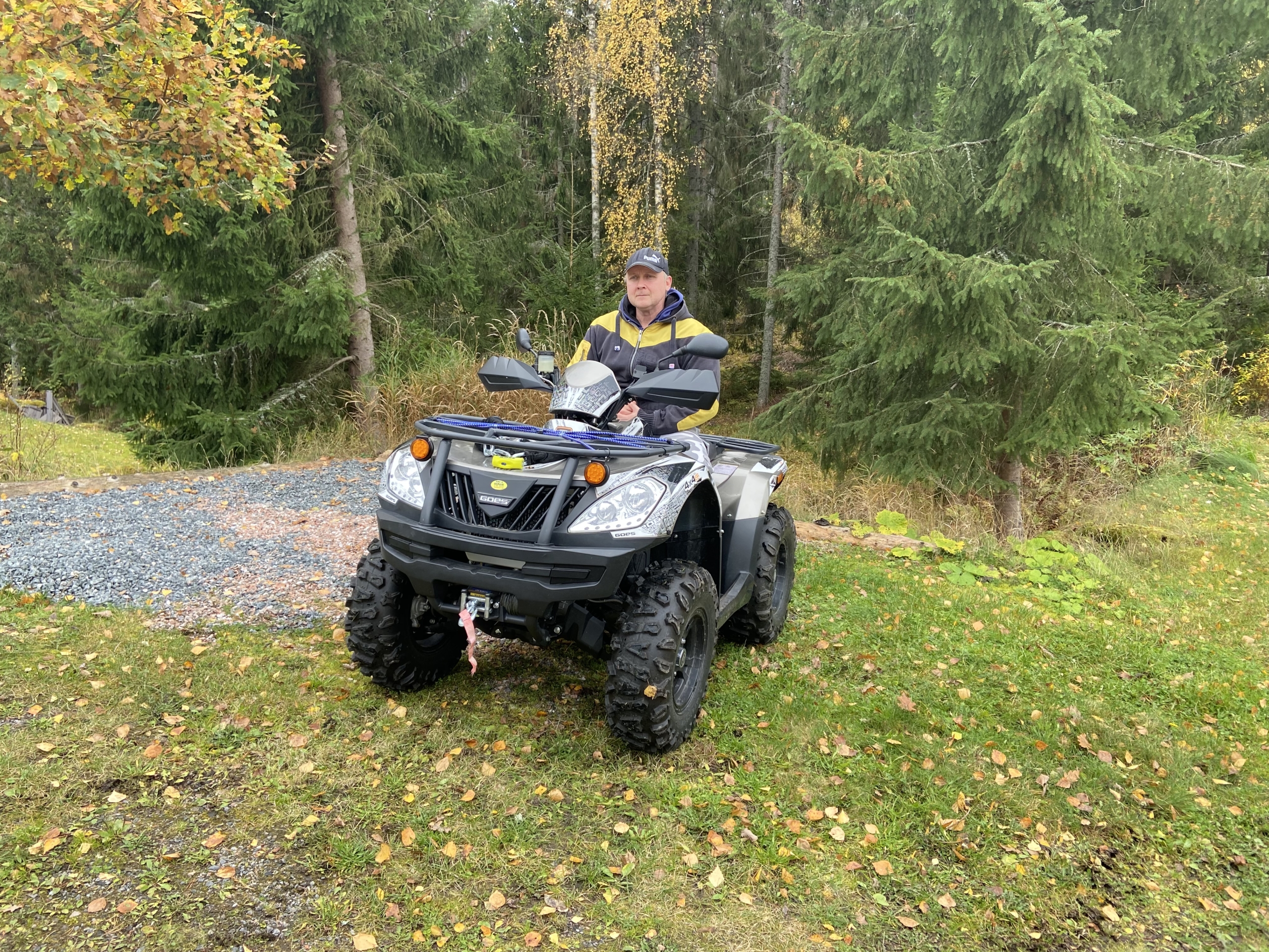 En man utomhus sittandes på sin fyrhjuling.