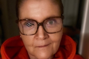 En selfie på en kvinna som tittar in i kameran. Hon intervjuas i artikeln om sin erfarenhet av cancerrehabilitering.