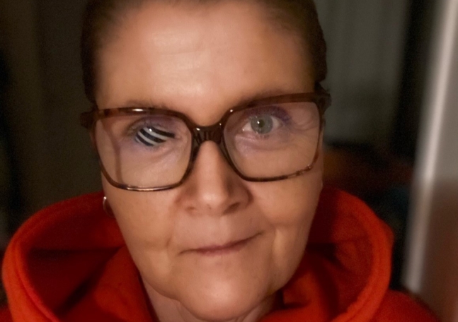 En selfie på en kvinna som tittar in i kameran. Hon intervjuas i artikeln om sin erfarenhet av cancerrehabilitering.