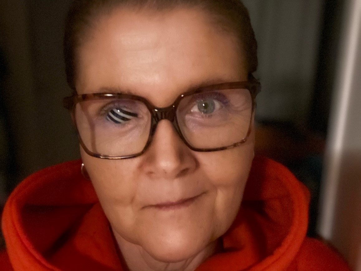 En selfie på en kvinna som tittar in i kameran. Hon intervjuas i artikeln om sin erfarenhet av cancerrehabilitering.